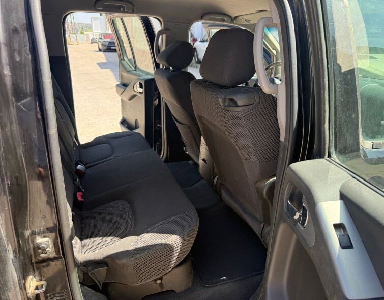 NISSAN NAVARA D40